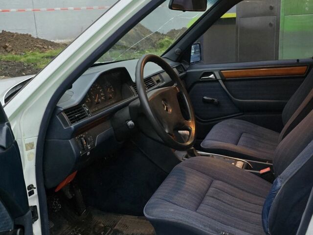 Белый Мерседес Е-Класс, объемом двигателя 2 л и пробегом 357 тыс. км за 1700 $, фото 9 на Automoto.ua