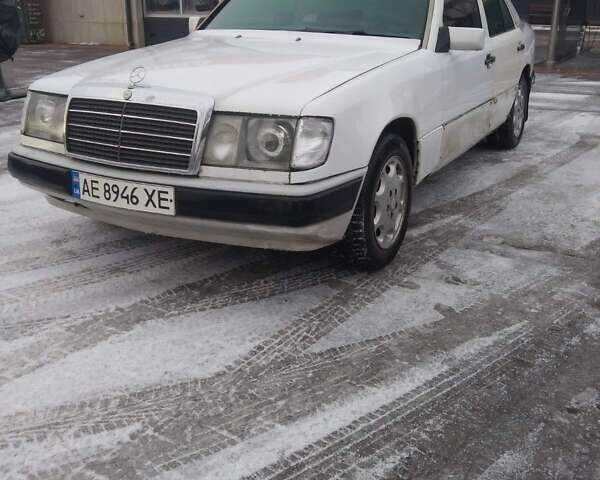 Білий Мерседес Е-Клас, об'ємом двигуна 2.3 л та пробігом 319 тис. км за 1500 $, фото 1 на Automoto.ua