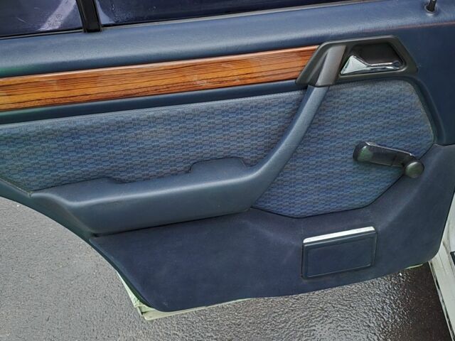 Белый Мерседес Е-Класс, объемом двигателя 2 л и пробегом 357 тыс. км за 1700 $, фото 12 на Automoto.ua