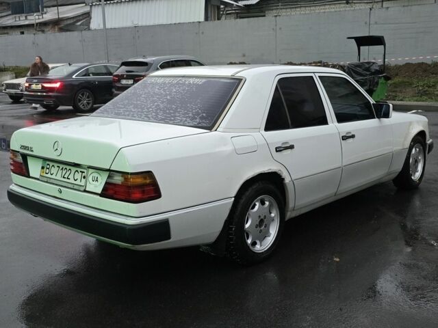 Белый Мерседес Е-Класс, объемом двигателя 2 л и пробегом 357 тыс. км за 1700 $, фото 4 на Automoto.ua