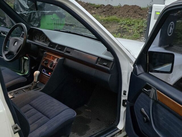 Белый Мерседес Е-Класс, объемом двигателя 2 л и пробегом 357 тыс. км за 1700 $, фото 13 на Automoto.ua