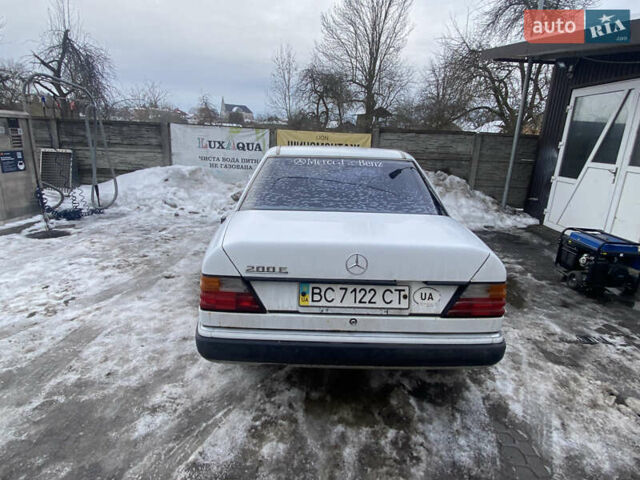 Белый Мерседес Е-Класс, объемом двигателя 2 л и пробегом 357 тыс. км за 1700 $, фото 3 на Automoto.ua