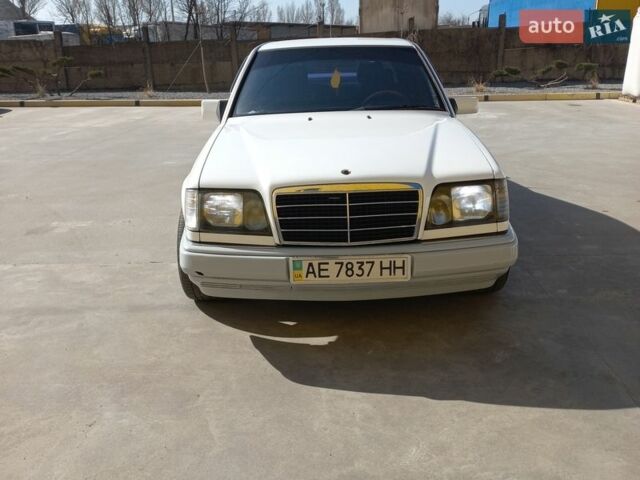Белый Мерседес Е-Класс, объемом двигателя 2.96 л и пробегом 290 тыс. км за 2400 $, фото 7 на Automoto.ua