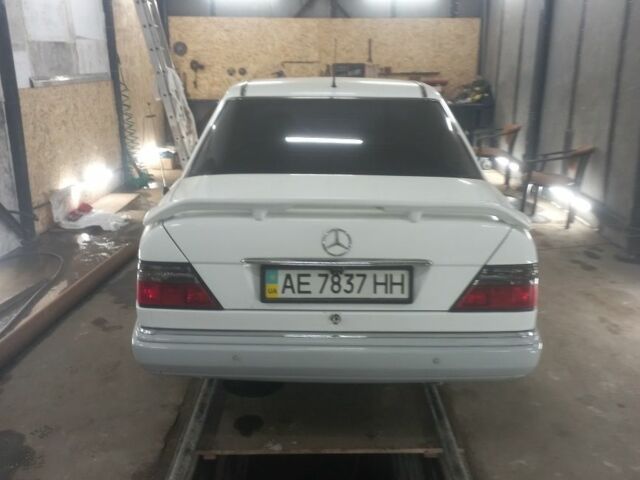 Білий Мерседес Е-Клас, об'ємом двигуна 3 л та пробігом 300 тис. км за 2500 $, фото 5 на Automoto.ua