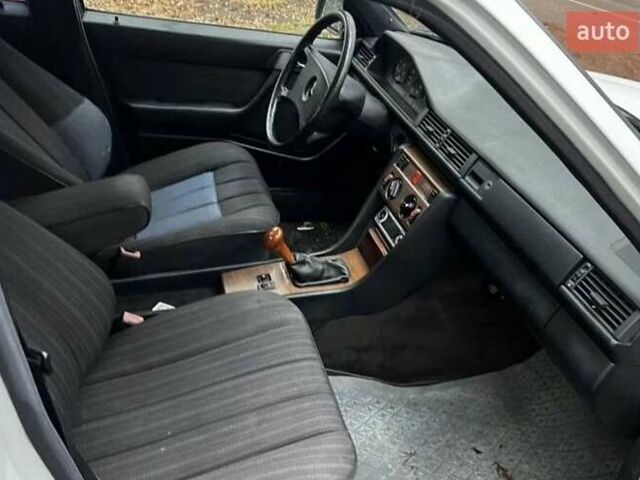 Белый Мерседес Е-Класс, объемом двигателя 2.2 л и пробегом 321 тыс. км за 2500 $, фото 8 на Automoto.ua