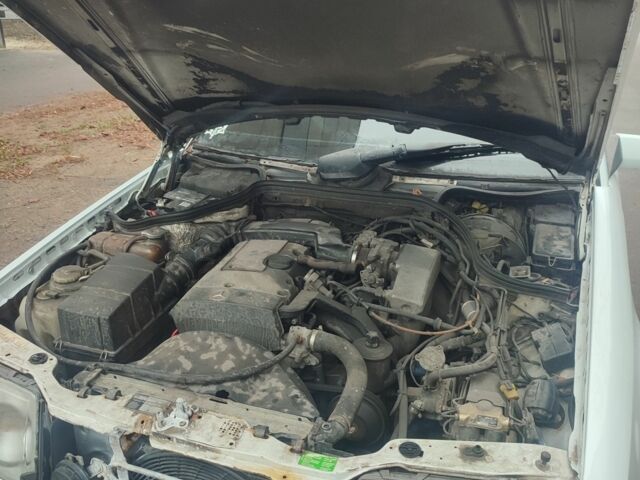 Білий Мерседес Е-Клас, об'ємом двигуна 2.2 л та пробігом 350 тис. км за 2800 $, фото 6 на Automoto.ua