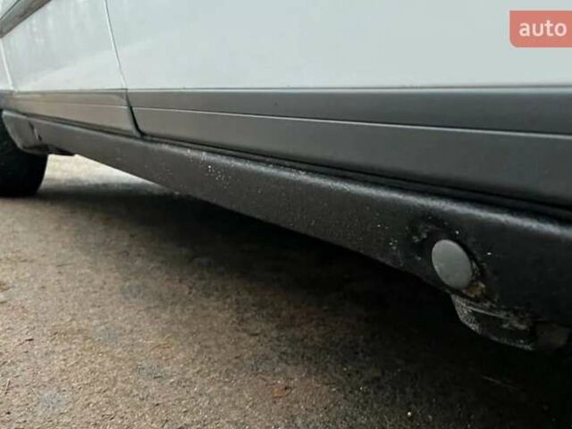 Белый Мерседес Е-Класс, объемом двигателя 2.2 л и пробегом 321 тыс. км за 2500 $, фото 5 на Automoto.ua