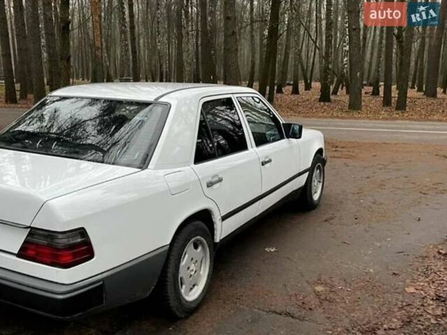 Белый Мерседес Е-Класс, объемом двигателя 2.2 л и пробегом 321 тыс. км за 2500 $, фото 1 на Automoto.ua