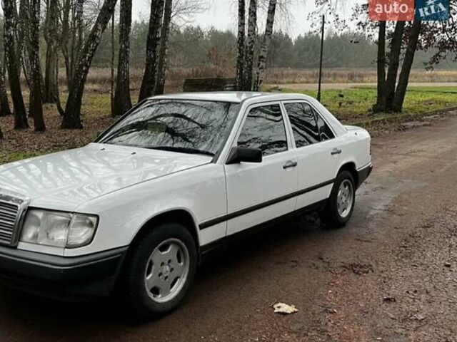 Белый Мерседес Е-Класс, объемом двигателя 2.2 л и пробегом 321 тыс. км за 2500 $, фото 3 на Automoto.ua