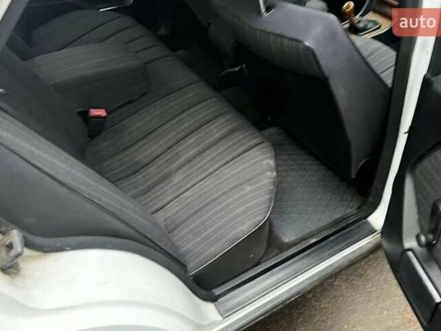 Белый Мерседес Е-Класс, объемом двигателя 2.2 л и пробегом 321 тыс. км за 2500 $, фото 10 на Automoto.ua