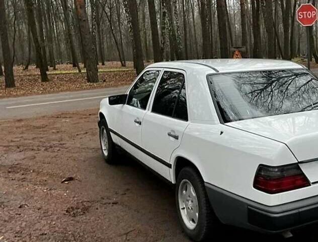 Белый Мерседес Е-Класс, объемом двигателя 2.2 л и пробегом 321 тыс. км за 2500 $, фото 2 на Automoto.ua