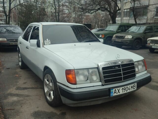 Білий Мерседес Е-Клас, об'ємом двигуна 2.2 л та пробігом 350 тис. км за 2800 $, фото 3 на Automoto.ua