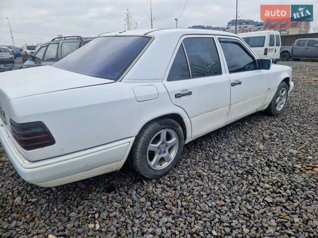 Білий Мерседес Е-Клас, об'ємом двигуна 2 л та пробігом 380 тис. км за 1600 $, фото 4 на Automoto.ua