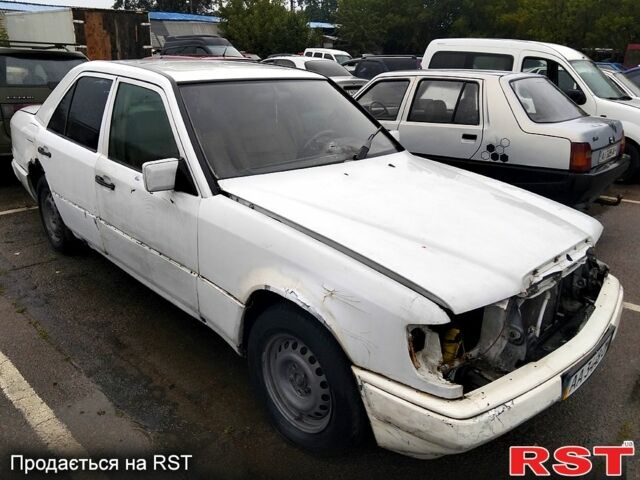 Белый Мерседес Е-Класс, объемом двигателя 2.3 л и пробегом 258 тыс. км за 550 $, фото 1 на Automoto.ua