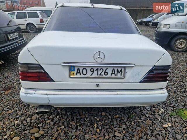 Білий Мерседес Е-Клас, об'ємом двигуна 2 л та пробігом 380 тис. км за 1600 $, фото 1 на Automoto.ua