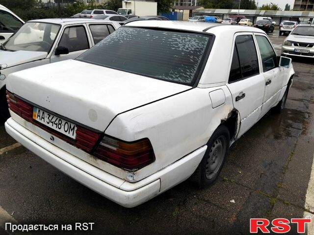 Белый Мерседес Е-Класс, объемом двигателя 2.3 л и пробегом 258 тыс. км за 550 $, фото 2 на Automoto.ua