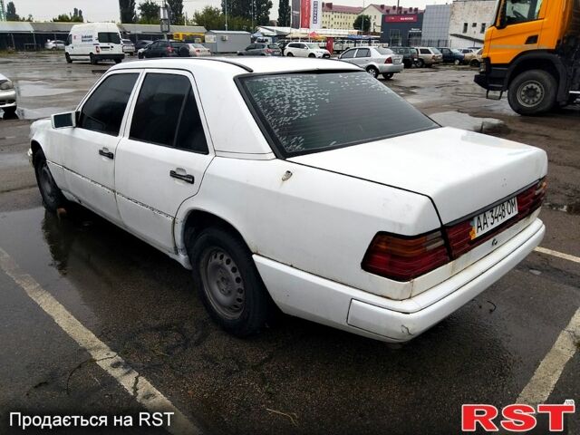 Белый Мерседес Е-Класс, объемом двигателя 2.3 л и пробегом 258 тыс. км за 550 $, фото 3 на Automoto.ua