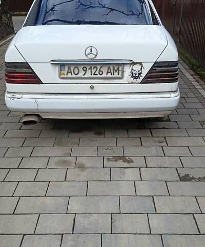 Белый Мерседес Е-Класс, объемом двигателя 2 л и пробегом 360 тыс. км за 1000 $, фото 2 на Automoto.ua