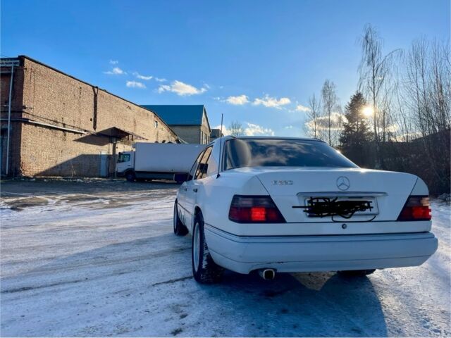 Белый Мерседес Е-Класс, объемом двигателя 2.2 л и пробегом 400 тыс. км за 2200 $, фото 17 на Automoto.ua