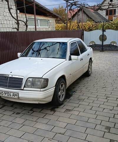 Белый Мерседес Е-Класс, объемом двигателя 2 л и пробегом 360 тыс. км за 1000 $, фото 1 на Automoto.ua