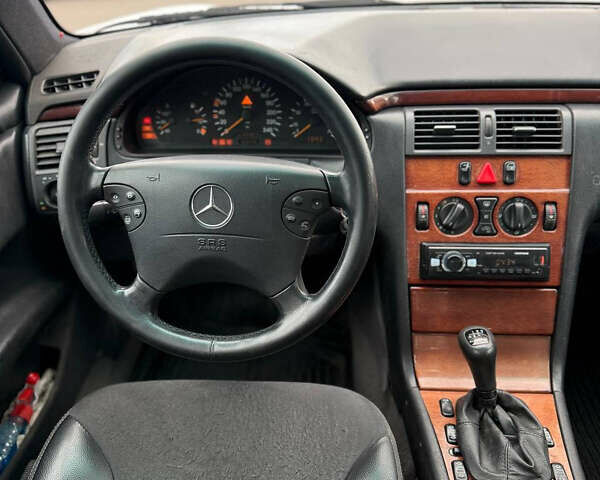 Белый Мерседес Е-Класс, объемом двигателя 2 л и пробегом 300 тыс. км за 2500 $, фото 7 на Automoto.ua