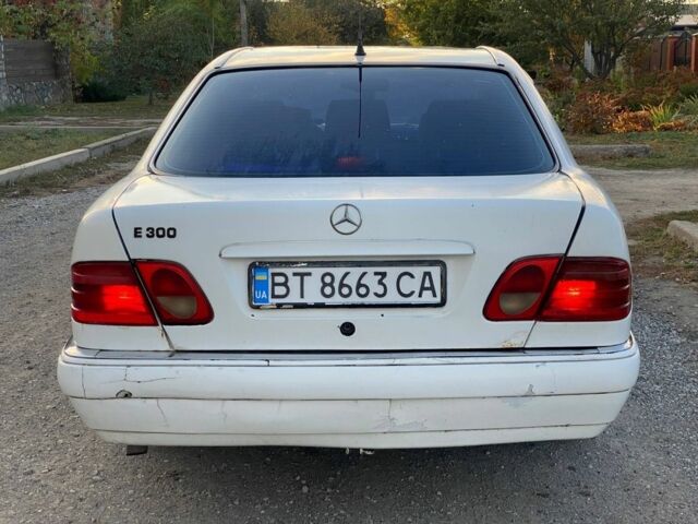 Белый Мерседес Е-Класс, объемом двигателя 3 л и пробегом 300 тыс. км за 1250 $, фото 3 на Automoto.ua