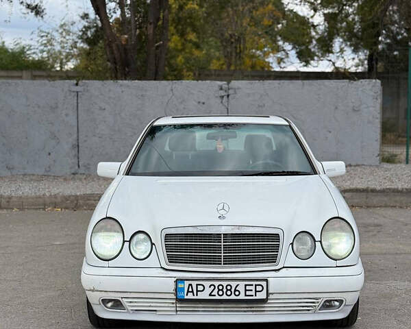 Белый Мерседес Е-Класс, объемом двигателя 2 л и пробегом 300 тыс. км за 2500 $, фото 5 на Automoto.ua