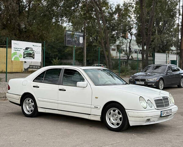 Белый Мерседес Е-Класс, объемом двигателя 2 л и пробегом 300 тыс. км за 2500 $, фото 4 на Automoto.ua