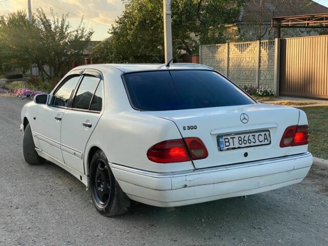 Белый Мерседес Е-Класс, объемом двигателя 3 л и пробегом 300 тыс. км за 1250 $, фото 2 на Automoto.ua