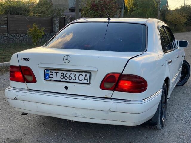 Белый Мерседес Е-Класс, объемом двигателя 3 л и пробегом 300 тыс. км за 1250 $, фото 1 на Automoto.ua