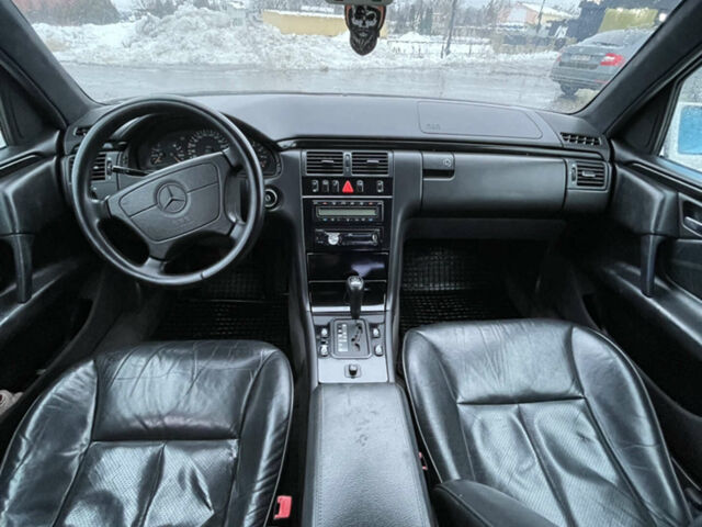 Белый Мерседес Е-Класс, объемом двигателя 2.8 л и пробегом 400 тыс. км за 2900 $, фото 6 на Automoto.ua