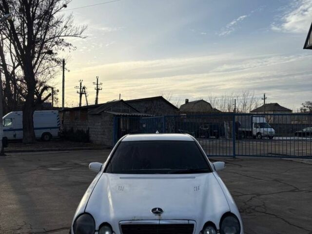 Білий Мерседес Е-Клас, об'ємом двигуна 2.3 л та пробігом 245 тис. км за 1856 $, фото 1 на Automoto.ua