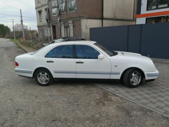 Білий Мерседес Е-Клас, об'ємом двигуна 2.3 л та пробігом 252 тис. км за 7500 $, фото 1 на Automoto.ua
