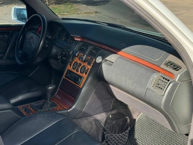 Мерседес Е-Класс 1998 в Николаеве на Automoto.ua Белый Мерседес Е-Класс, объемом двигателя 2.2 л и пробегом 300 тыс. км за 2199 $, фото 13 на Automoto.ua