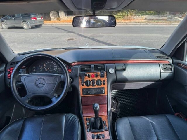Мерседес Е-Класс 1998 в Николаеве на Automoto.ua Белый Мерседес Е-Класс, объемом двигателя 2.2 л и пробегом 300 тыс. км за 2199 $, фото 12 на Automoto.ua