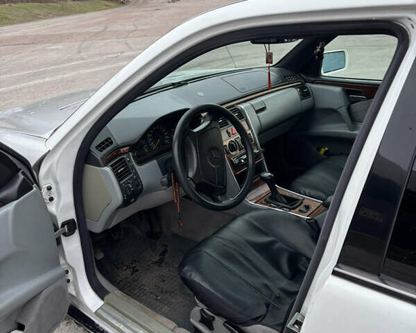 Білий Мерседес Е-Клас, об'ємом двигуна 2.16 л та пробігом 470 тис. км за 3000 $, фото 14 на Automoto.ua