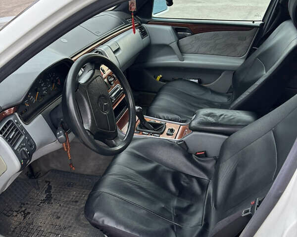 Білий Мерседес Е-Клас, об'ємом двигуна 2.16 л та пробігом 470 тис. км за 3000 $, фото 15 на Automoto.ua