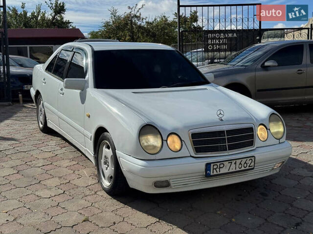 Білий Мерседес Е-Клас, об'ємом двигуна 2.2 л та пробігом 300 тис. км за 2199 $, фото 2 на Automoto.ua