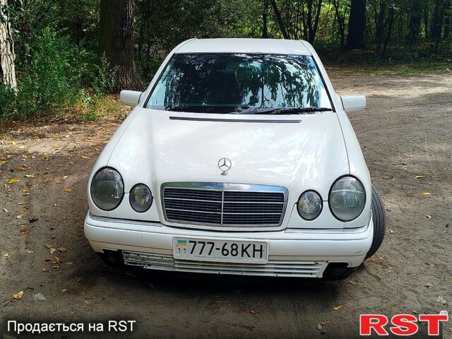 Белый Мерседес Е-Класс, объемом двигателя 3 л и пробегом 357 тыс. км за 2900 $, фото 1 на Automoto.ua