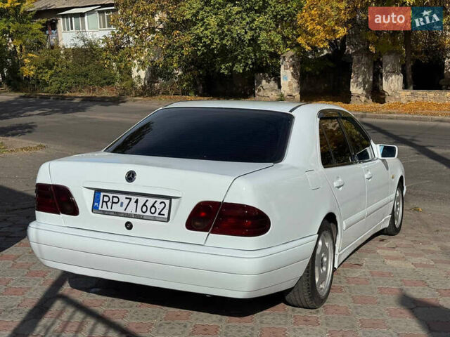 Білий Мерседес Е-Клас, об'ємом двигуна 2.2 л та пробігом 300 тис. км за 2199 $, фото 3 на Automoto.ua