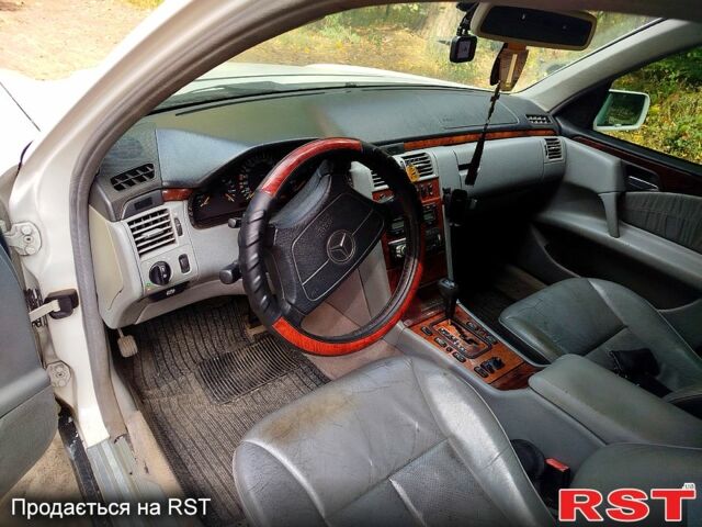 Белый Мерседес Е-Класс, объемом двигателя 3 л и пробегом 357 тыс. км за 2900 $, фото 4 на Automoto.ua