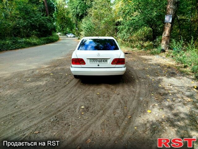 Белый Мерседес Е-Класс, объемом двигателя 3 л и пробегом 357 тыс. км за 2900 $, фото 6 на Automoto.ua