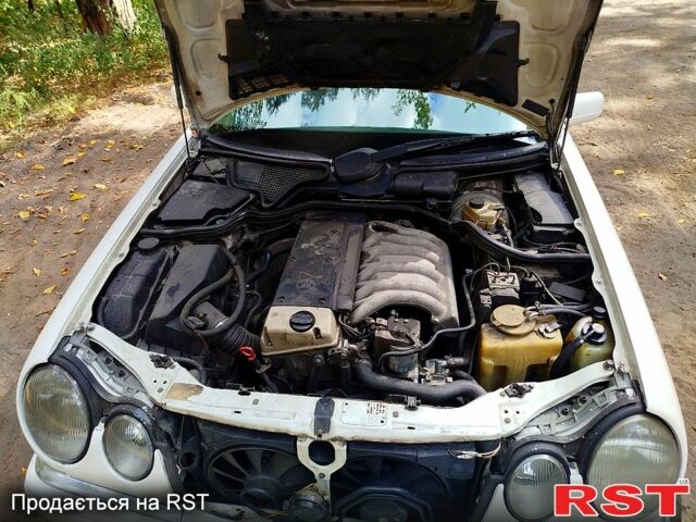 Белый Мерседес Е-Класс, объемом двигателя 3 л и пробегом 357 тыс. км за 2900 $, фото 5 на Automoto.ua