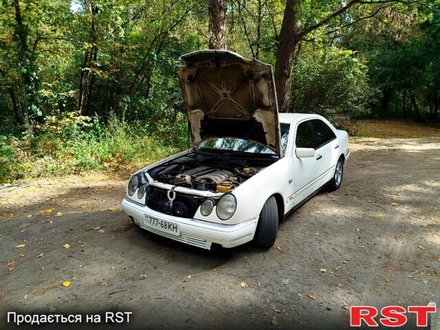 Белый Мерседес Е-Класс, объемом двигателя 3 л и пробегом 357 тыс. км за 2900 $, фото 7 на Automoto.ua