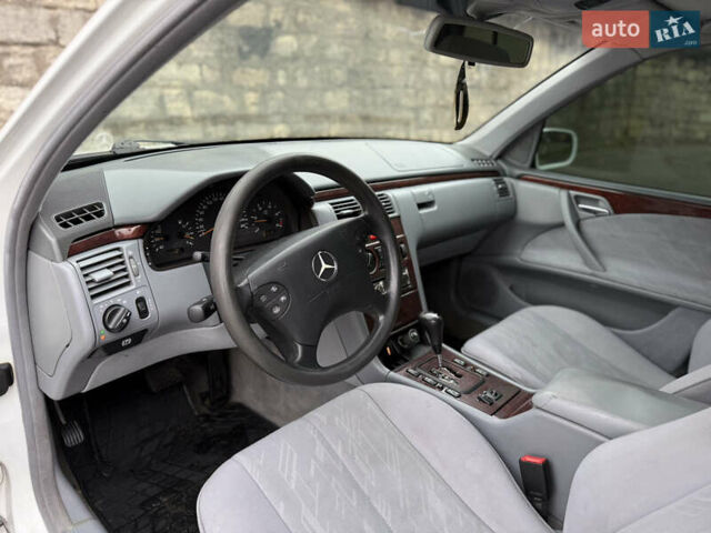 Белый Мерседес Е-Класс, объемом двигателя 3.22 л и пробегом 338 тыс. км за 4300 $, фото 20 на Automoto.ua