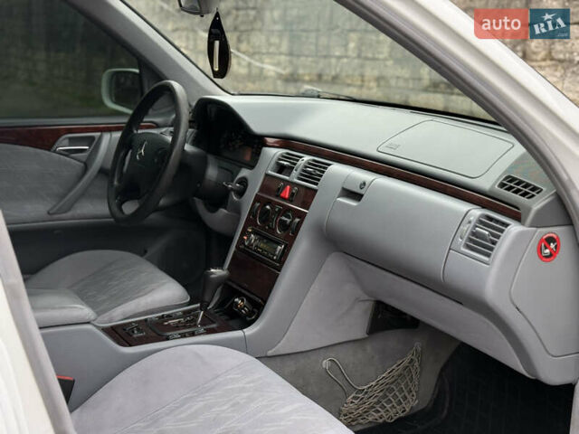 Белый Мерседес Е-Класс, объемом двигателя 3.22 л и пробегом 338 тыс. км за 4300 $, фото 22 на Automoto.ua