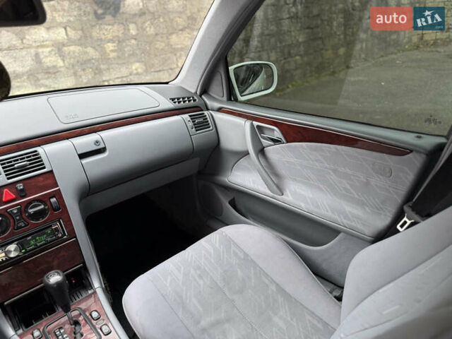 Белый Мерседес Е-Класс, объемом двигателя 3.22 л и пробегом 338 тыс. км за 4300 $, фото 18 на Automoto.ua