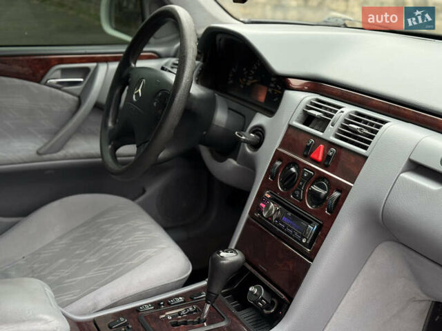 Белый Мерседес Е-Класс, объемом двигателя 3.22 л и пробегом 338 тыс. км за 4300 $, фото 23 на Automoto.ua