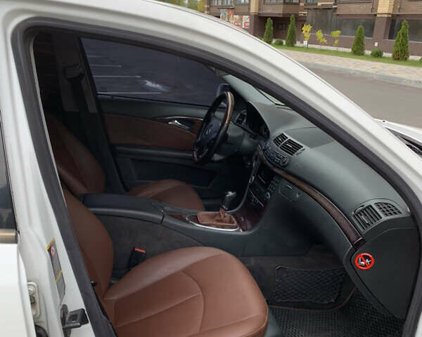 Белый Мерседес Е-Класс, объемом двигателя 2.2 л и пробегом 468 тыс. км за 5700 $, фото 3 на Automoto.ua