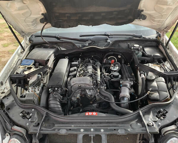 Белый Мерседес Е-Класс, объемом двигателя 2.2 л и пробегом 468 тыс. км за 5700 $, фото 7 на Automoto.ua